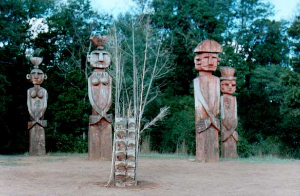 Chemamul - "Hommes de Bois" - Sculpture de C. Collipal & J. Ancan